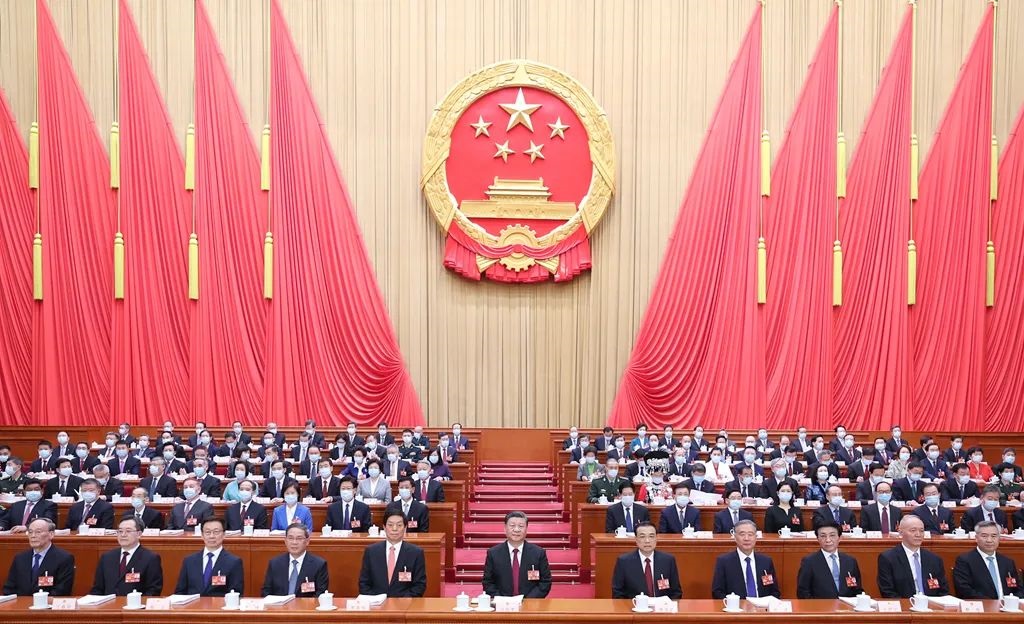 十四屆全國人大一次會(huì )議在京開(kāi)幕 習近平等在主席臺就座