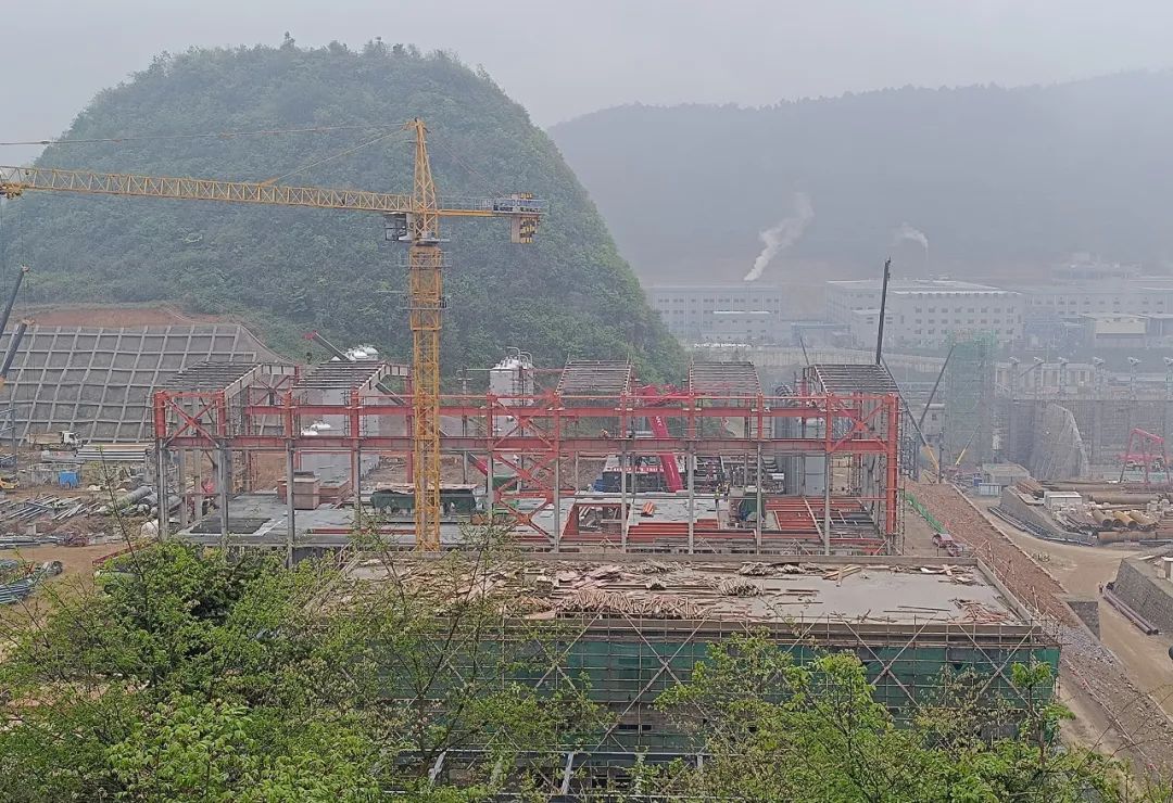 中化三建公司承建的貴州騏信煤炭深加工及綜合利用一體化項目主廠(chǎng)房實(shí)現封頂