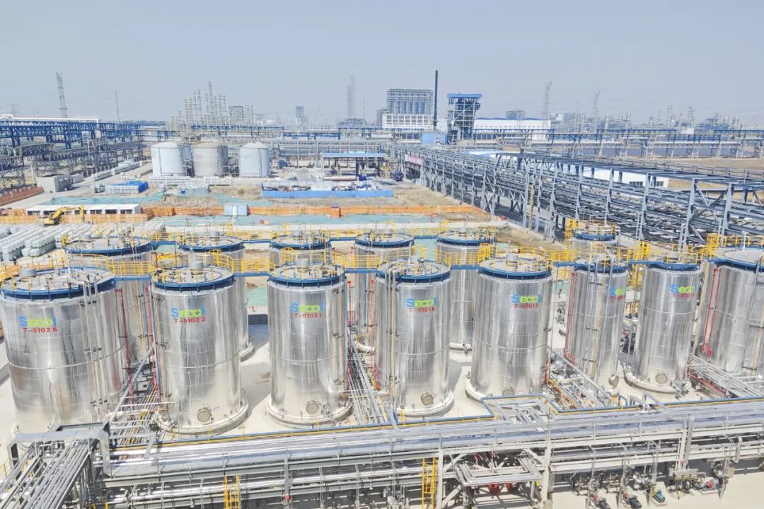 國內首套萬(wàn)噸級脂肪仲醇聚氧乙烯醚裝置擴建項目 原料成品罐區投料成功
