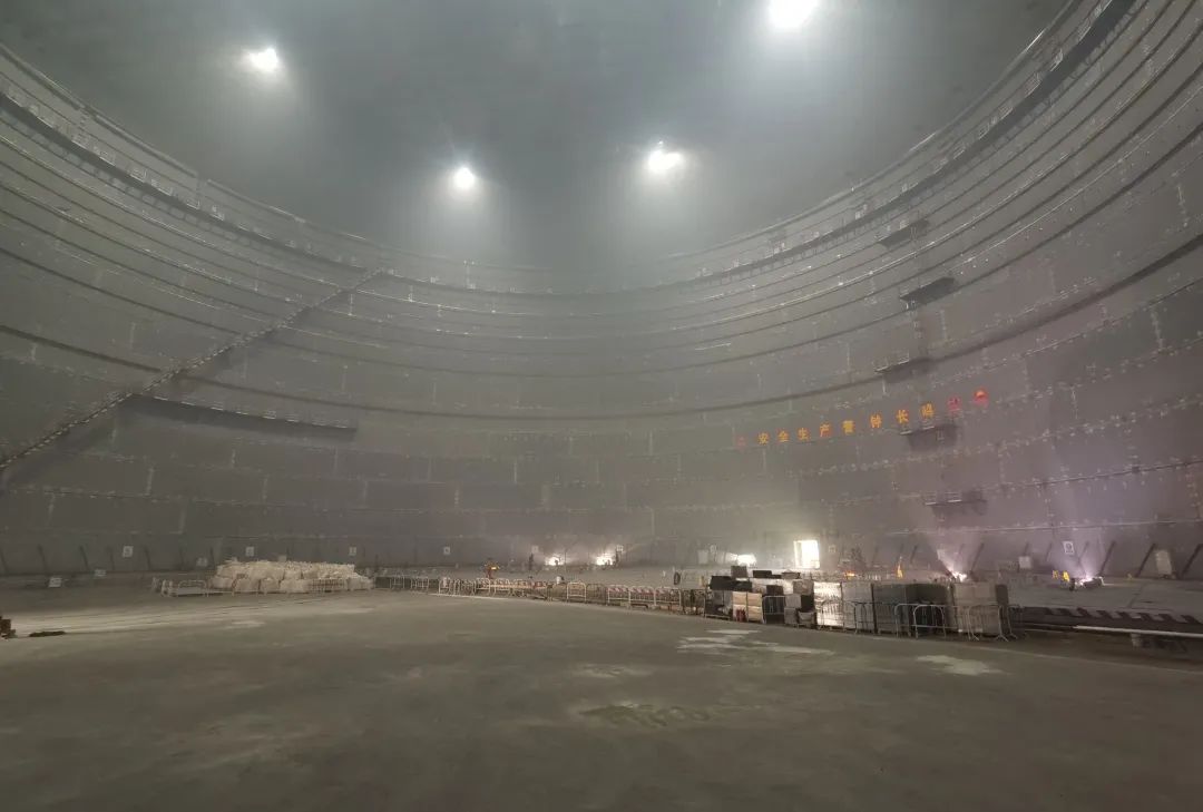 寰球六建公司承建的首臺27萬(wàn)m3LNG儲罐內罐壁板施工完美收官